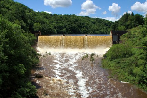 Le barrage de Prat, sur le Cher, dans le département de l'Allier (France)