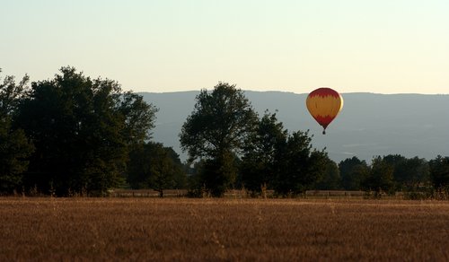 Une montgolfière à basse altitude