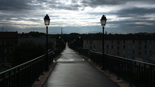 La passerelle de l'Avre (Saint-Cloud) par un matin nuageux