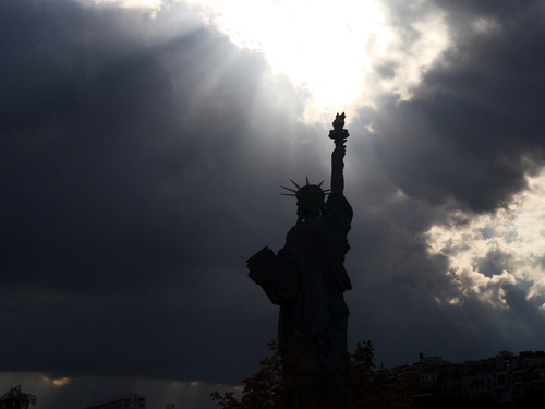 Ciel menaçant au dessus de la réplique de la statue de la liberté